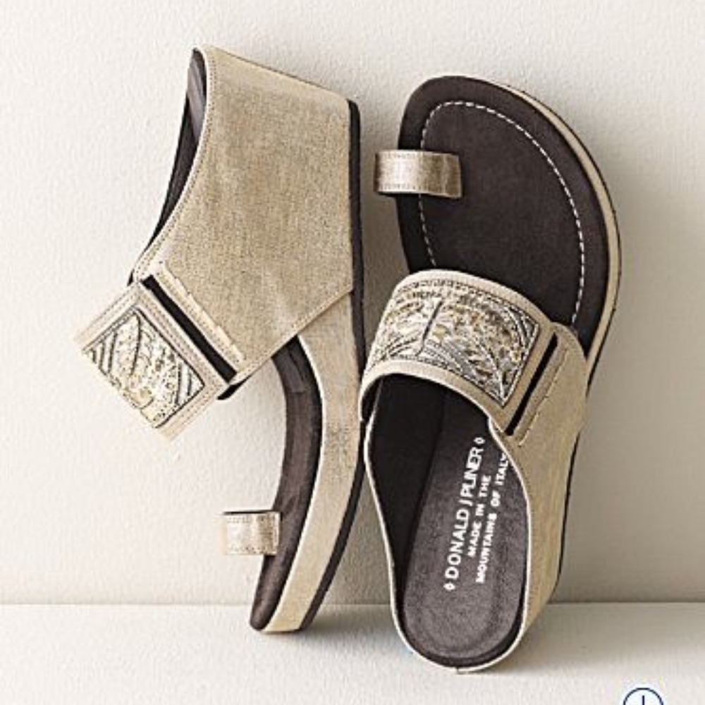 Donald J Pliner Gilett wedges